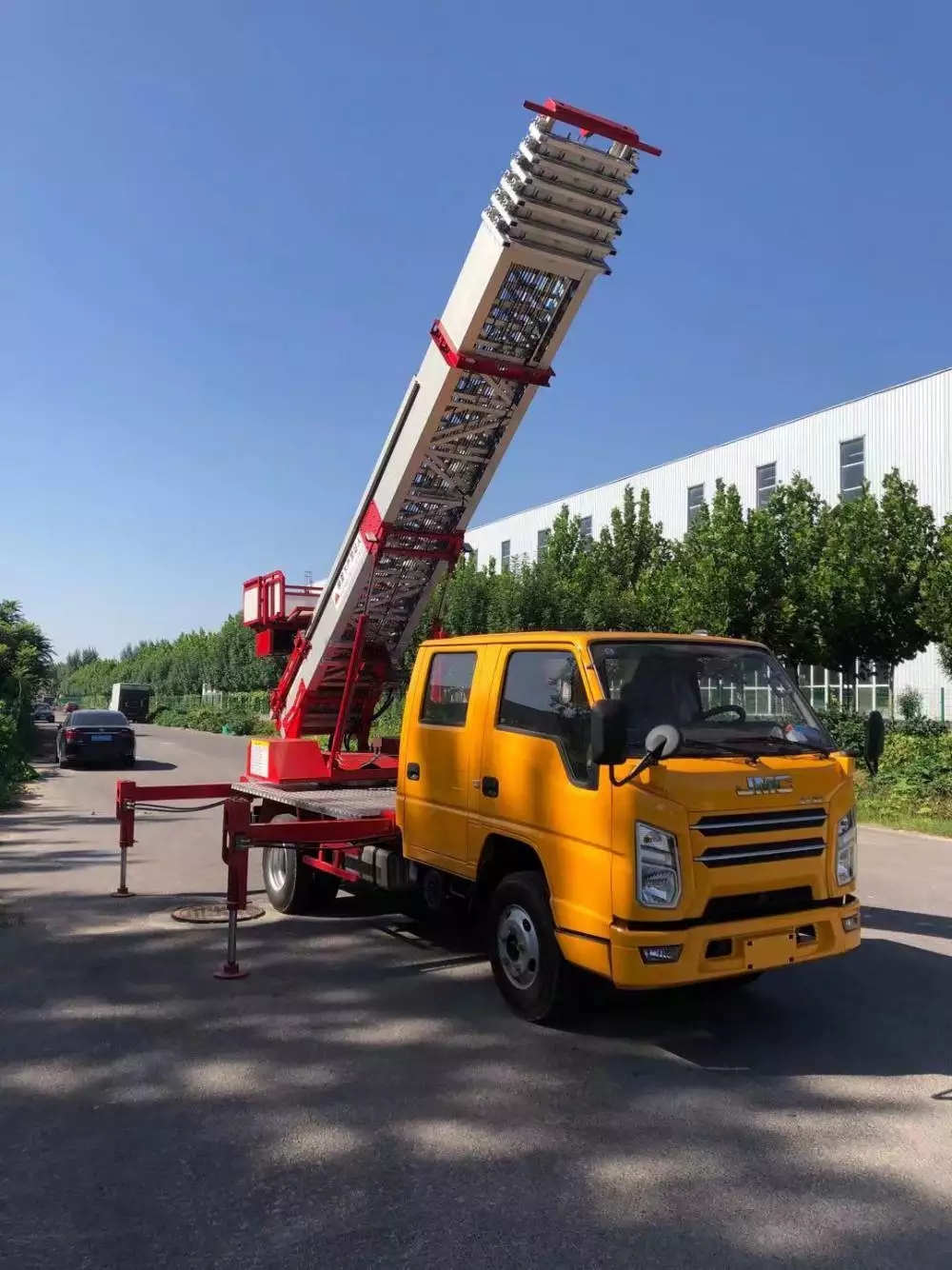 龙泉附近的云梯车出租服务：轻松解决高空作业需求